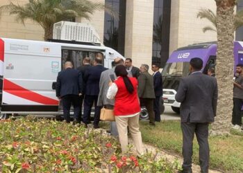 إطلاق خدمات وزارة العمل إلكترونيًا عبر مراكز تكنولوجية متنقلة وثابتة بالتعاون مع “WE”