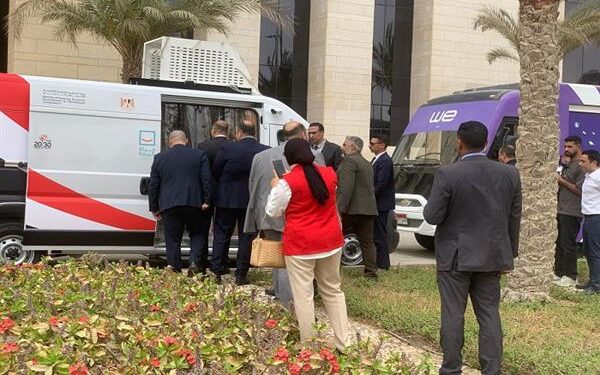 إطلاق خدمات وزارة العمل إلكترونيًا عبر مراكز تكنولوجية متنقلة وثابتة بالتعاون مع “WE”