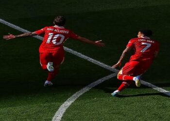 ليفربول يتقدم بثلاثية على توتنهام في الشوط الأول ويقترب من حسم لقب الدوري الإنجليزي