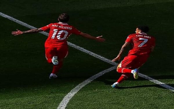 ليفربول يتقدم بثلاثية على توتنهام في الشوط الأول ويقترب من حسم لقب الدوري الإنجليزي