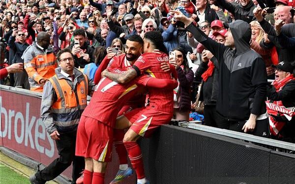 محمد صلاح يفوز بلقب الدوري الإنجليزي للمرة الثالثة في تاريخه