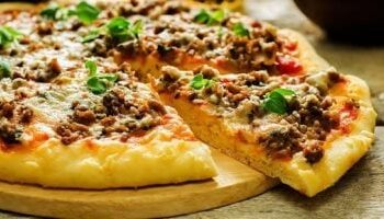 بيتزا باللحمة المفرومة على طريقة الشيف نجلاء الشرشابي