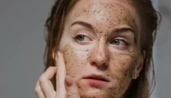 ودّعي جفاف الشتاء: 5 وصفات طبيعية سهلة لاستعادة نضارة البشرة والشعر في الربيع