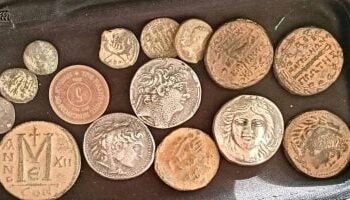 ضبط محاولة تهريب عملات أثرية بمطار شرم الشيخ الدولي