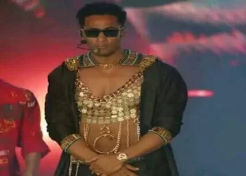 بلاغات ضد محمد رمضان بعد مشاركته في “كوتشيلا”: اتهامات بإهانة العلم والتحريض على الفجور