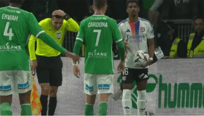 إيقاف مباراة سانت إيتيان ضد ليون مؤقتًا بعد إصابة مساعد الحكم