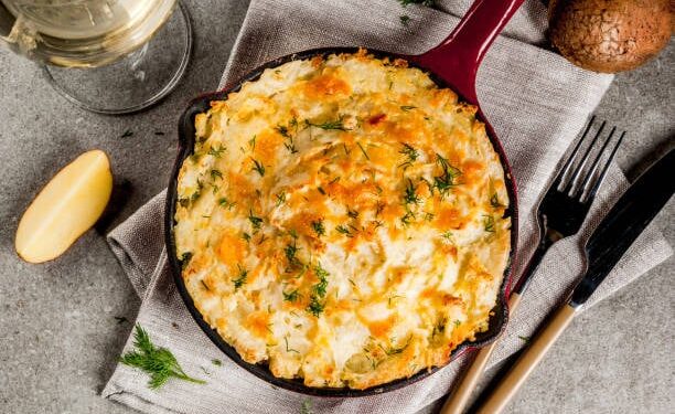 طريقة عمل طاجن البطاطس المهروسة بقطع الدجاج