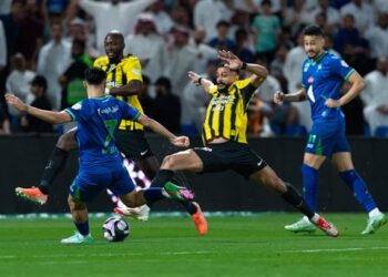 الفتح يفجّر مفاجأة مدوية تسقط وإتحاد جدة بثنائية في الدوري السعودي
