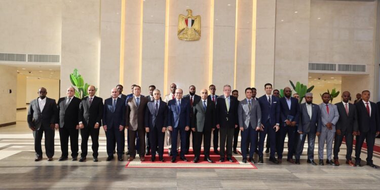 وزير العدل يكرم وفدا قضائيا صوماليا بعد اجتيازه التدريب بمركز الدراسات القضائية