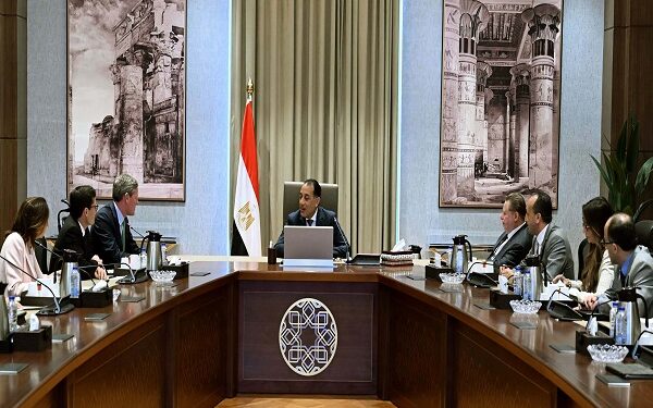 رئيس الوزراء يبحث مع الرئيس التنفيذي لشركة “فيزا” خطط التوسع والاستثمار في مصر