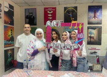 طلاب جامعة الأهرام الكندية يطلقون مشروع “العلاج بالفن”ضمن مشروعات التخرج لعام 2025