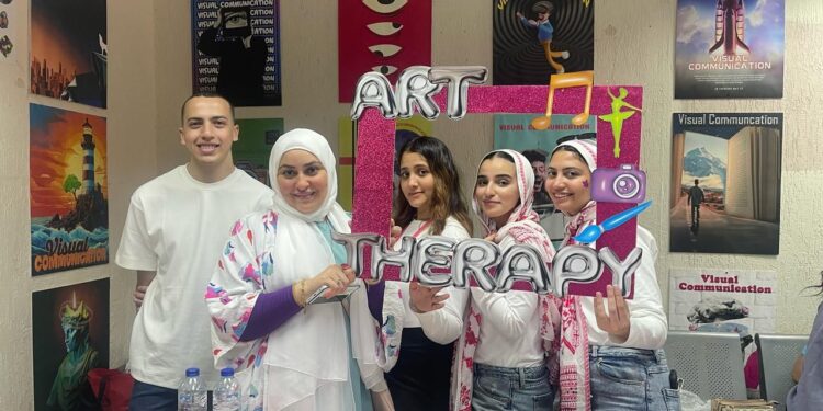 طلاب جامعة الأهرام الكندية يطلقون مشروع “العلاج بالفن”ضمن مشروعات التخرج لعام 2025