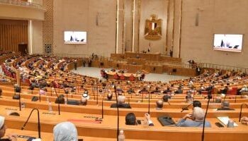 قانون العمل الجديد يحدد نسبة الاستقطاع من أجر العامل لأداء الديون والنفقة