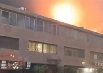 اندلاع حريق في عقار أعلى بنك شهير بوسط البلد