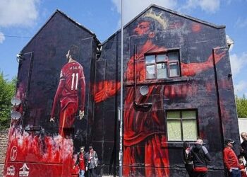 جدارية محمد صلاح تتحول إلى مزار لجماهير ليفربول قبل لقاء كريستال بالاس