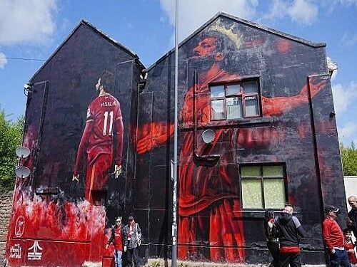 جدارية محمد صلاح تتحول إلى مزار لجماهير ليفربول قبل لقاء كريستال بالاس