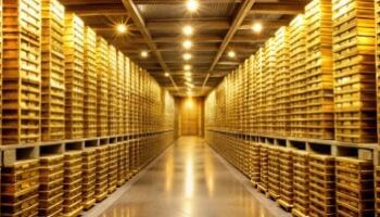 الذهب العالمي يهبط بأكثر من 100 دولار للأونصة في بداية الأسبوع ومحدودية في التراجع المحلي