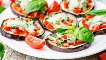 طريقة عمل بيتزا الباذنجان الصحية واللذيذة