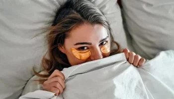 تخلصي من الهالات السوداء بطرق طبيعية فعّالة وآمنة في المنزل