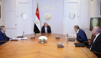 الرئيس السيسي يتابع تطوير قناة السويس ويشيد بمشروعات الملاحة البحرية