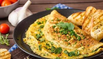طريقة عمل أومليت السبانخ بالجبنة القريش.. فطور صحي وسريع لمتبعي الحمية