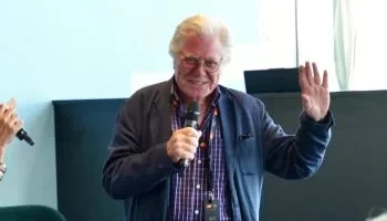 حسين فهمي يمثل مهرجان القاهرة السينمائي في جلسة دولية لرسم مستقبل المهرجانات ضمن فعاليات “كان السينمائي”