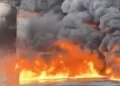حريق هائل بميناء الحمرية في الشارقة.. واستنفار واسع لفرق الإطفاء