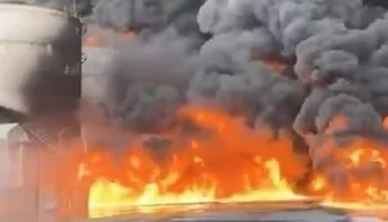 حريق هائل بميناء الحمرية في الشارقة.. واستنفار واسع لفرق الإطفاء