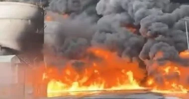 حريق هائل بميناء الحمرية في الشارقة.. واستنفار واسع لفرق الإطفاء
