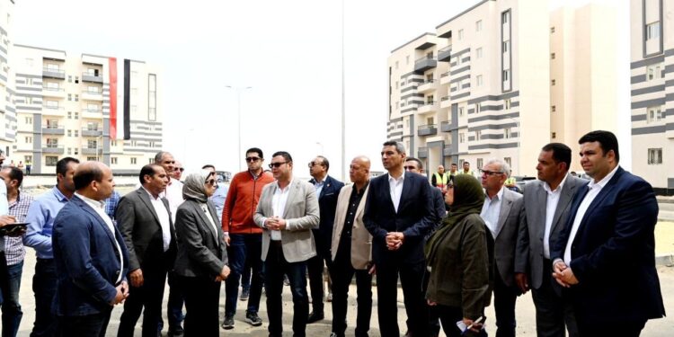 وزير الإسكان يتفقد مشروع “الإسكان الحر” بالسويس الجديدة