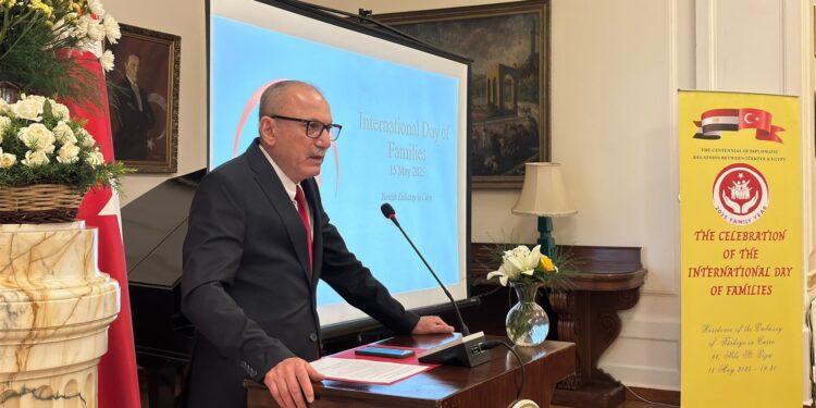 السفارة التركية بالقاهرة تحتفل باليوم العالمي للأسرة وتكرم فنانة مصرية شابة