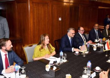 وزير الخارجية يستقبل المفوض الأوروبي للشراكات الدولية لبحث دعم المشروعات التنموية