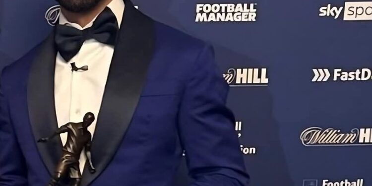 محمد صلاح يتسلم جائزة أفضل لاعب في الدوري الإنجليزي للمرة الثالثة في مسيرته