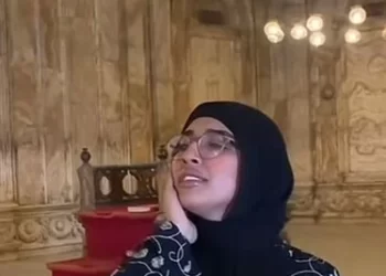 فتاة تؤذّن داخل مسجد قلعة صلاح الدين تثير جدلًا.. ودار الإفتاء: الأذان لا يُشرع للمرأة