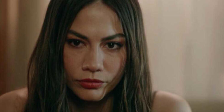 النجمة التركية ديميت أوزديمير تتلو سورة الفاتحة في كواليس مسلسل “حلم أشرف” وتُلهب مواقع التواصل