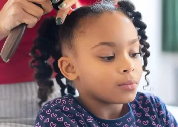 5 نصائح بسيطة للحفاظ على صحة ولمعان شعر طفلك قبل العيد