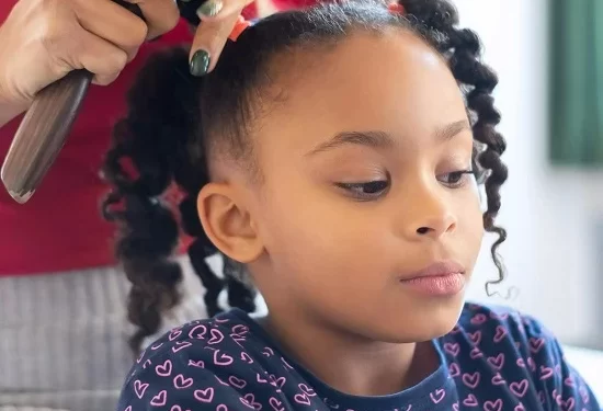 5 نصائح بسيطة للحفاظ على صحة ولمعان شعر طفلك قبل العيد