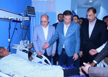 وزير الزراعة يزور موظف حماية الأراضي المعتدى عليه بسوهاج ويؤكد: لن نتهاون مع أي تعدٍ على موظفي الدولة