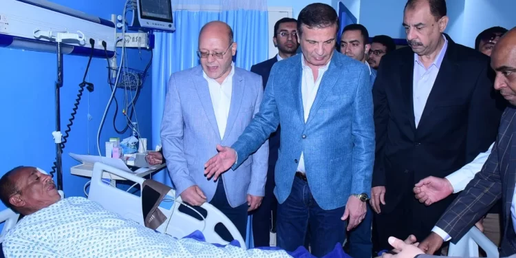 وزير الزراعة يزور موظف حماية الأراضي المعتدى عليه بسوهاج ويؤكد: لن نتهاون مع أي تعدٍ على موظفي الدولة