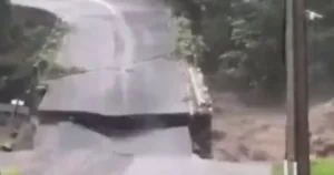 انهيار جسر