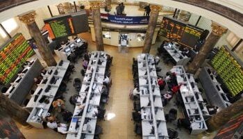 انهيار جماعي في مؤشرات البورصة المصرية.. إيقاف تداول 70 سهمًا وتراجعات حادة تضرب السوق