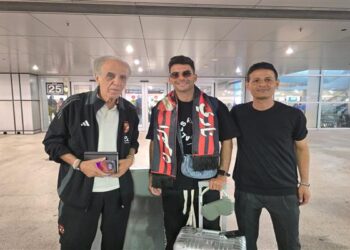 المدير الإداري للأهلي يستقبل زيزو في المطار لدى وصوله ميامي