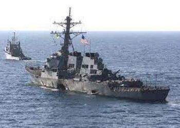 تصعيد متبادل بين إيران وإسرائيل.. ومدمرة أمريكية ثالثة تدخل شرق المتوسط