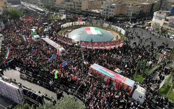 إيران تشيع قادة عسكريين وعلماء نوويين قتلوا في الحرب مع إسرائيل