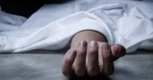 عاطل يقتل طفليه