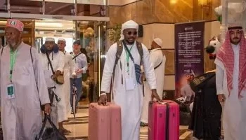 هدايا الحجيج.. السبح والعطور وسجاجيد الصلاة تتصدر مشتريات المصريين قبيل العودة من الأراضي المقدسة