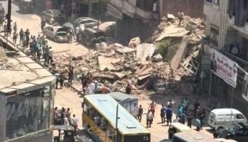 استمرار رفع أنقاض عقار شبرا تمهيداً لإعادة فتح الشارع.. دون إصابات أو خسائر بشرية