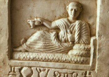 القنصلية المصرية في نيويورك تتسلّم 11 قطعة أثرية تم تهريبها من مصر.. صور