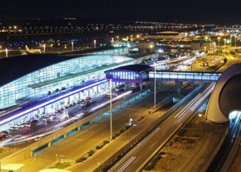 إيران تعيد فتح مجالها الجوي