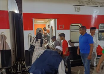 وصول قطار الأشقاء السودانيين إلى محطة السد العالي بأسوان استعدادًا للعودة إلى وطنهم عبر منفذ قسطل